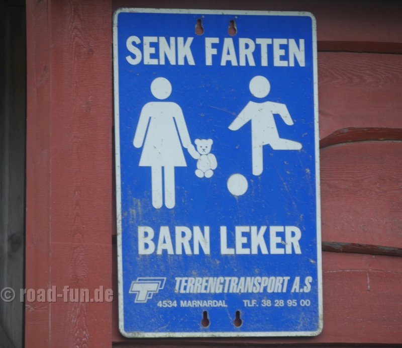 Gefahrenschild Norwegen - Geschwindigkeit reduzieren, spielende Kinder