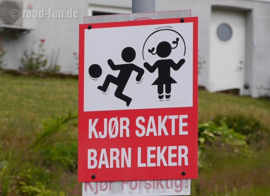 Gefahrenschild Norwegen - langsam fahren, Kinder spielen