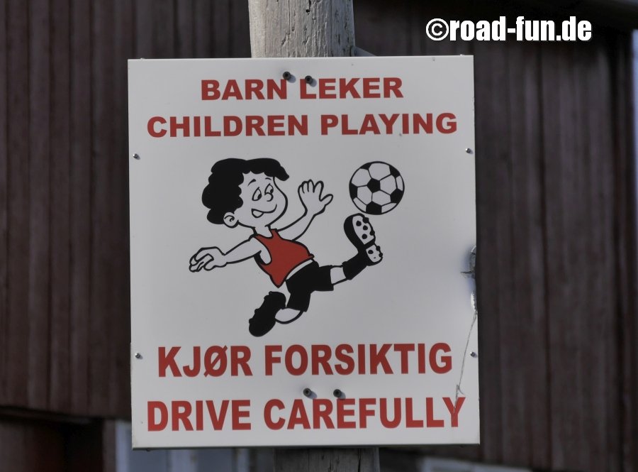 Gefahrenschild Norwegen - spielende Kinder vorsichtig fahren