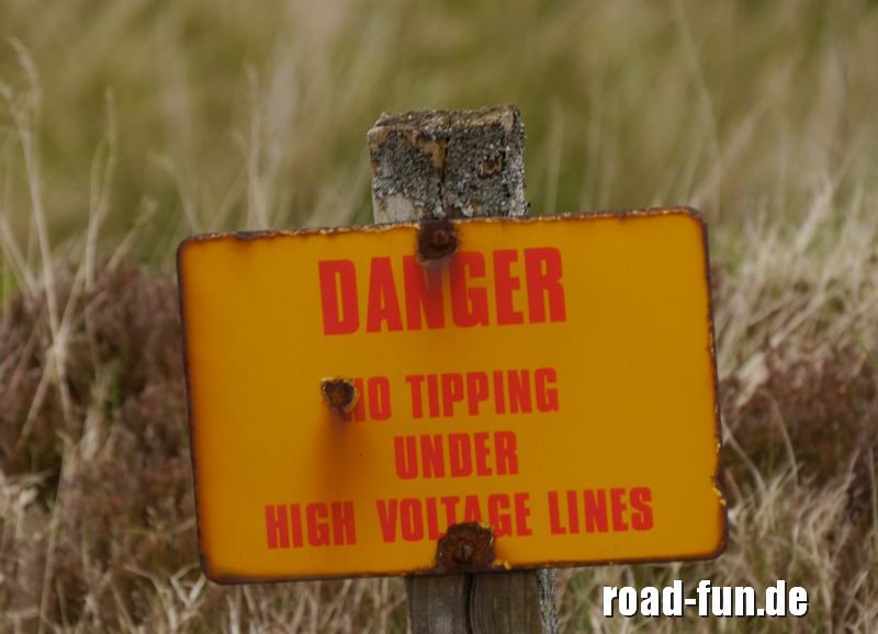 Gefahrenschild Outer Hebrides, Schottland - niedrig hängende Stromleitungen (2)