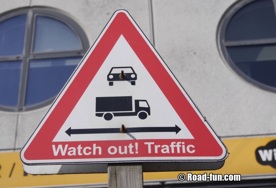 Gefahrenschild Schottland - Verkehr Beachten