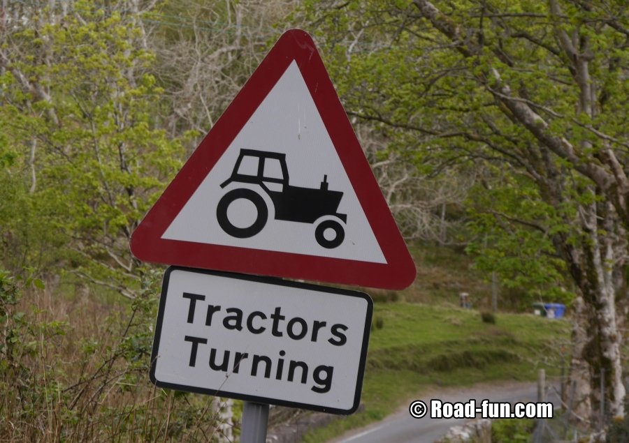 Gefahrenschild Schottland - Wendende Traktoren