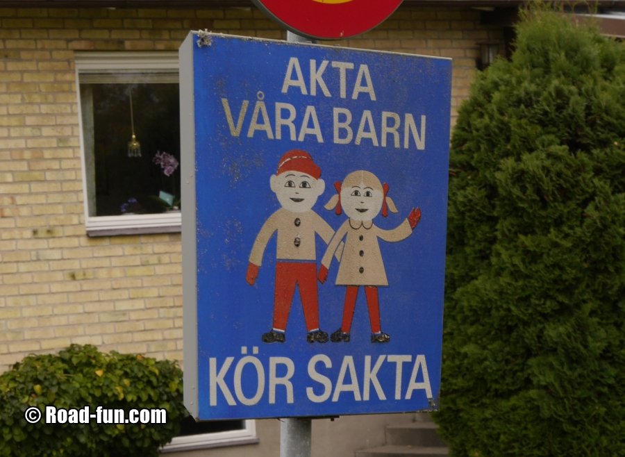 Gefahrenschild Schweden - spielende Kinder