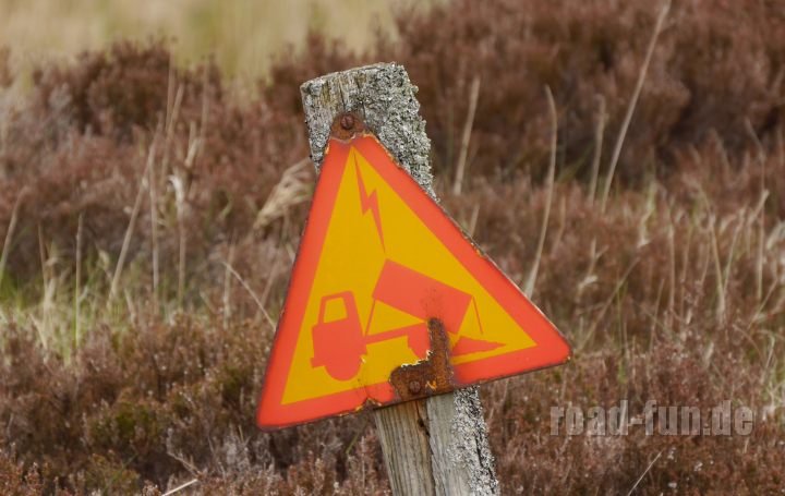Gefahrenschild außere Hebriden - niedrig hängende stromleitungen