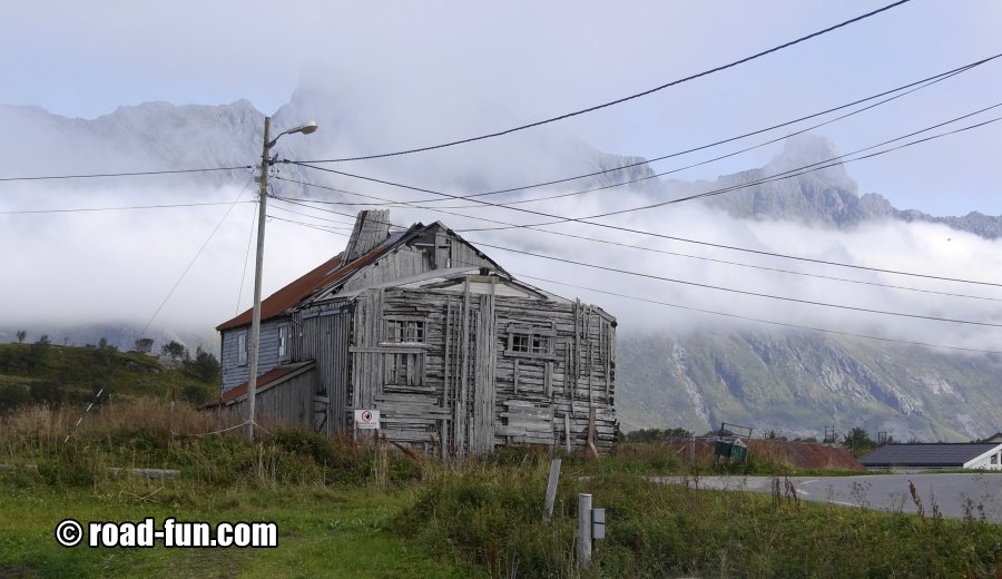 Halb eingefallenes Holzhaus in Norwegen
