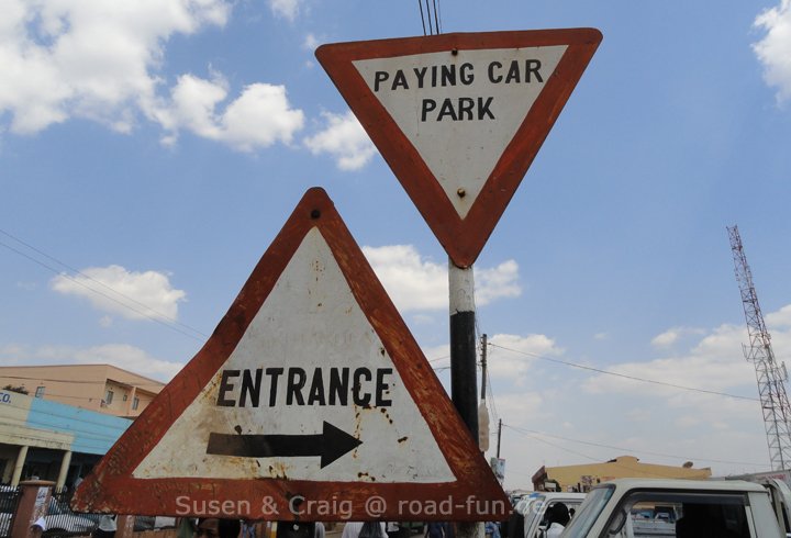 Hinweisschild Malawi -gebührenpflichtiger Parkplatz