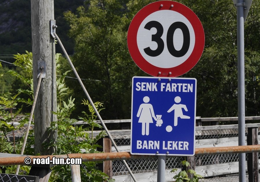 Hinweisschild Norwegen - Geschwindigkeit senken, Kinder spielen