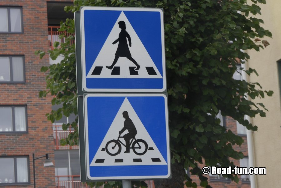 Hinweisschild Schweden - Zebrastreifen Mit Frau Und Radfahrer