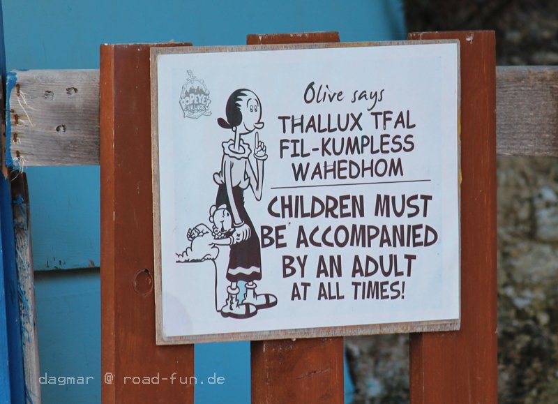 Malta Popeye Village Hinweisschild - Kinder Beaufsichtigen