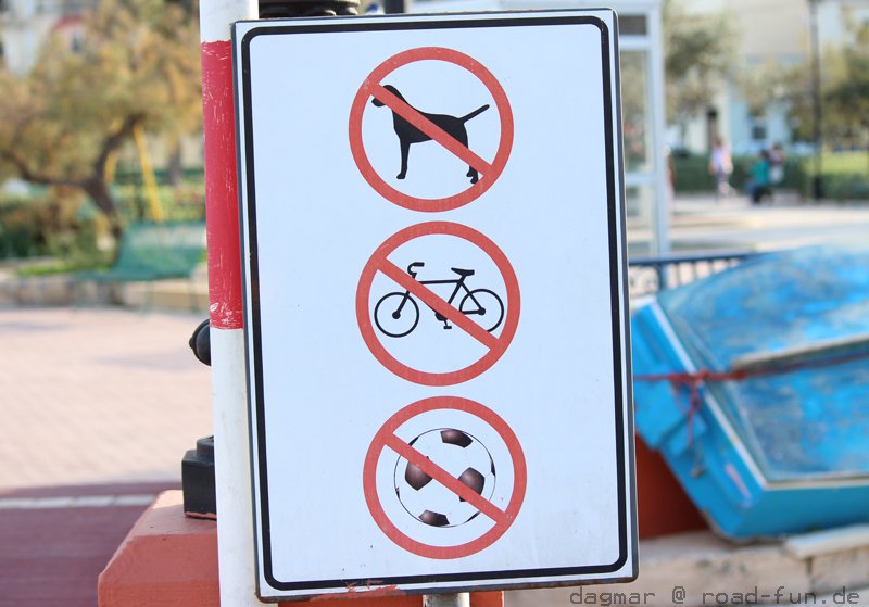 Malta Verbotsschild - Hunde Radfahren Fussball