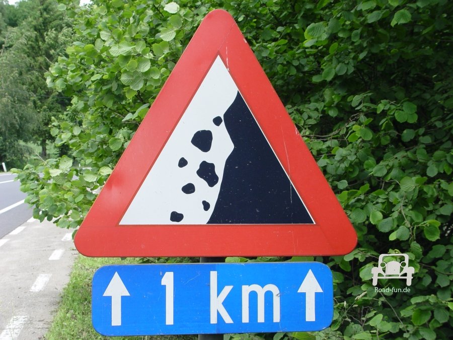 Verkehrsschild Strasse Gefahr Steinschlag - Belgien