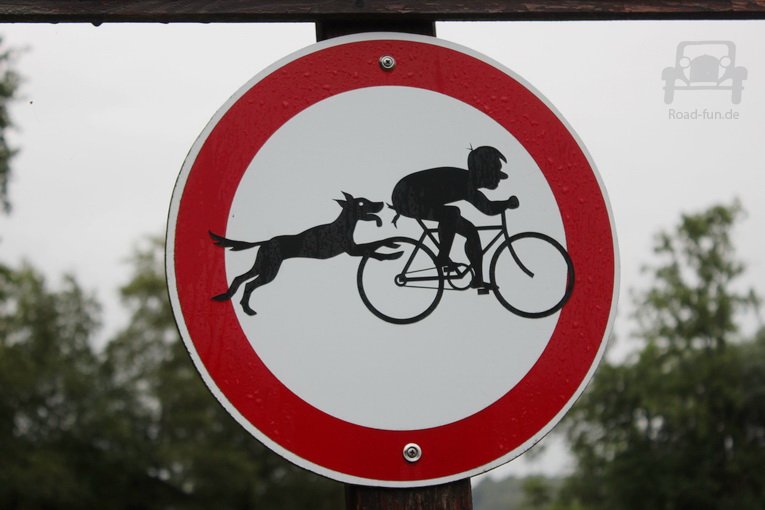 Verbotsschild Deutschland - keine Durchfahrt für Radler mit Hund