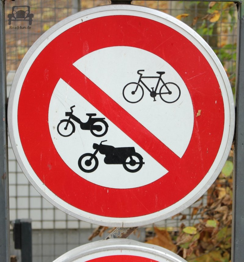 Verbotsschild Frankreich - Durchfahrt Zweirad