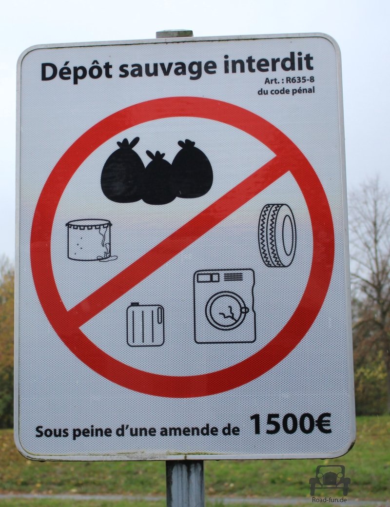 Verbotsschild Frankreich - Müllablagerung
