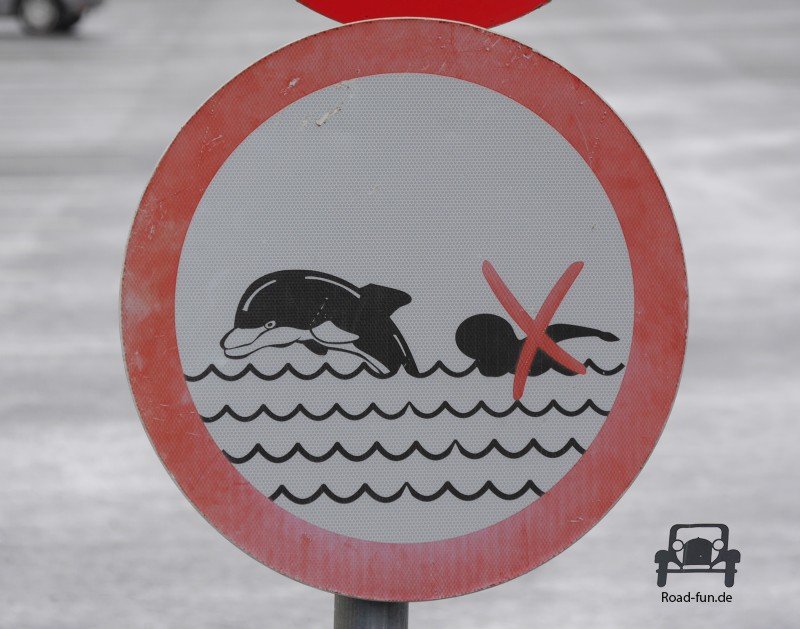 Verbotsschild Irland - Schwimmen mit Delphinen