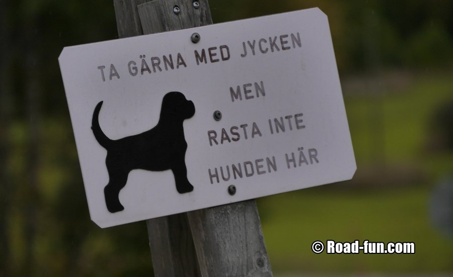 Verbotsschild Schweden - Kein Hunderastplatz