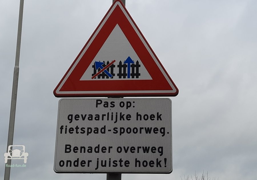 Verkehrsschild Gefahr Bahnuebergang - Niederlande