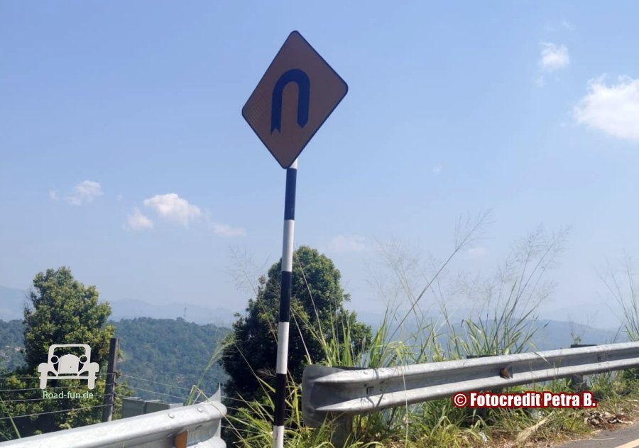 Verkehrsschild Gefahr Kurve - Sri Lanka 