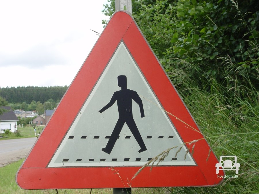 Verkehrsschild Strasse Gefahr Fussgaenger - Belgien