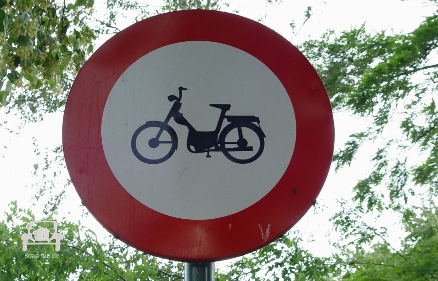 Verkehrsschild Strasse Verbot Durchfahrt Motorrad - Belgien