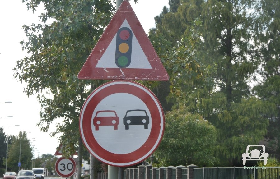 Verkehrsschild Verbot Auto Ueberholen - Niederlande