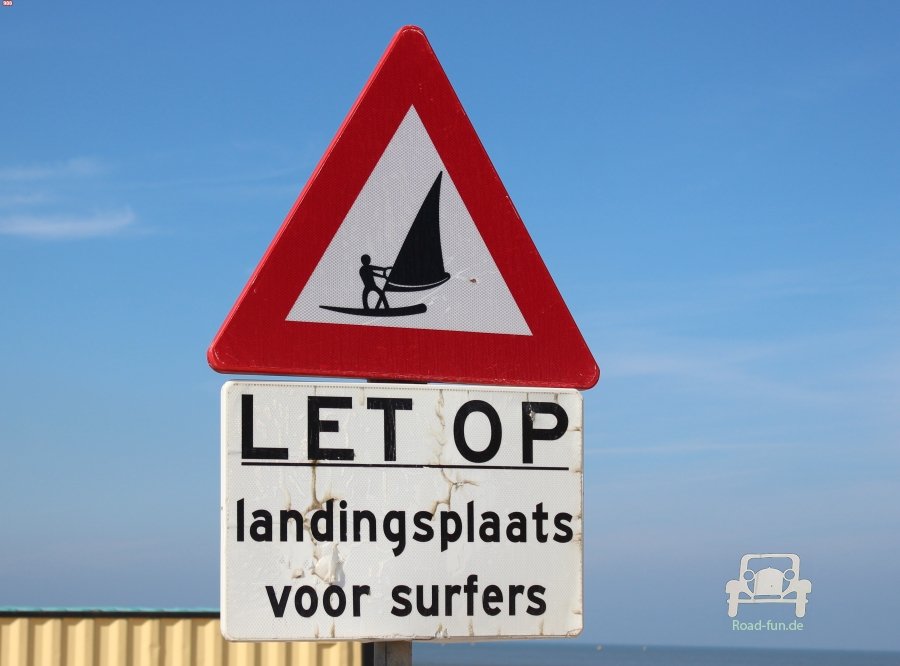 Verkehrsschild Wasser Gefahr Landungsplatz Surfer Niederlande