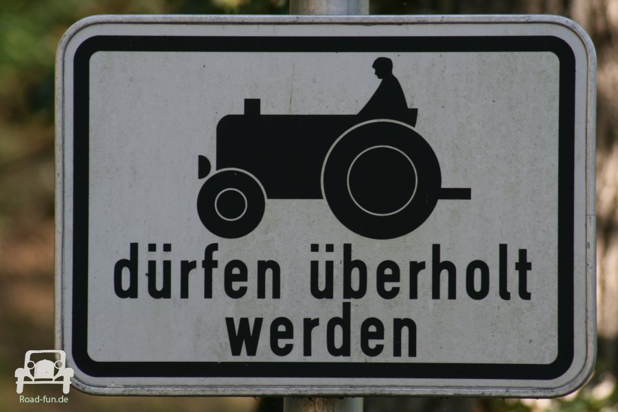 Verkehrsschild Zusatzzeichen Traktoren dürfen überholt werden - Deutschland