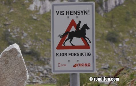 Gefahrenschild Norwegen - Ruecksicht auf Reiter nehmen