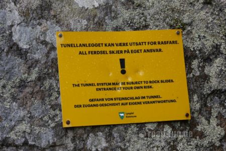 Gefahrenschild Norwegen - Steinschlag im Tunnel