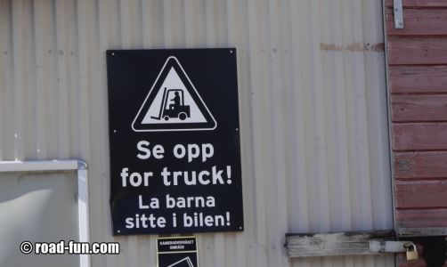 Gefahrenschild Norwegen - Warnung vor Gabelstapler, Kinder im Auto lassen