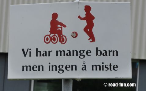 Gefahrenschild Norwegen - wir haben viele Kinder aber keines zuviel