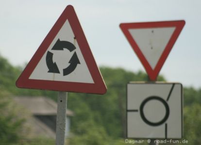 Gefahrenschild Ukraine - Kreisverkehr