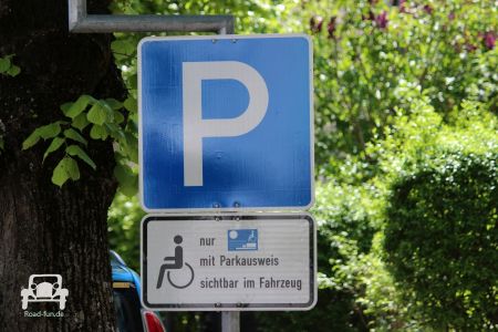 Hinweischild Parken Behinderten Parkplatz - Deutschland