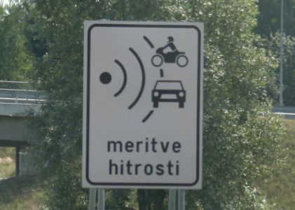 Hinweisschild Geschwindigkeitskontrolle - Slowenien