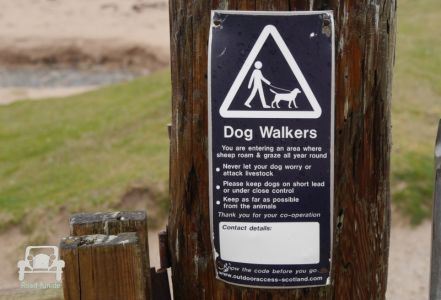 Hinweisschild Hunde an Leine führen - Schottland 