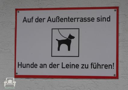 Hinweisschild Hunde an der Leine führen - Deutschland