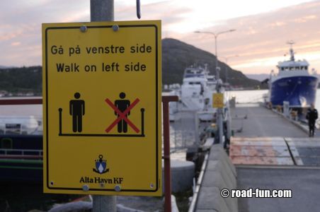 Hinweisschild Norwegen - links gehen