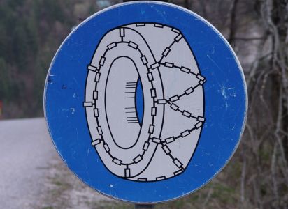 Hinweisschild Schneeketten anlegen - Slowenien