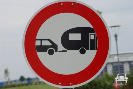 Verbotsschild Auto mit Wohnanhänger - Deutschland