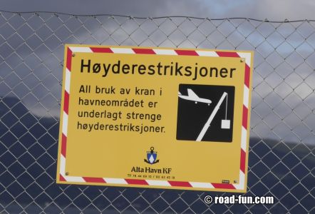 Verbotsschild Norwegen - Höhenbeschränkung der Hafenkräne