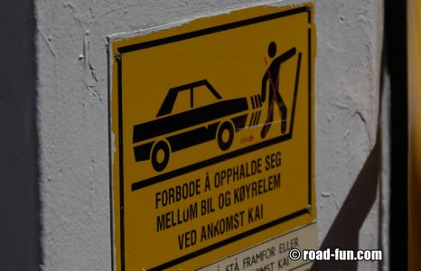 Verbotsschild Norwegen - nicht zwischen Autos und Rampe aufhalten