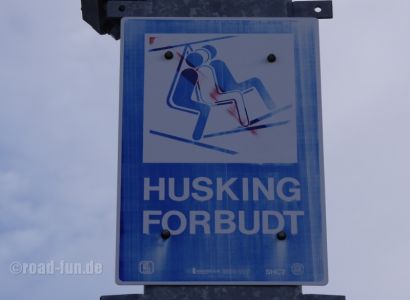 Verbotsschild Norwegen - schaukeln im Lift verboten