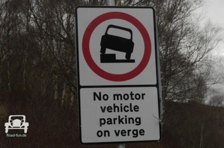 Verbotsschild Parkverbot Seitenstreifen - Schottland