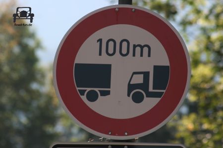Verkehrsschild Verbot des Unterschreiten des Mindestabstandes - Deutschland