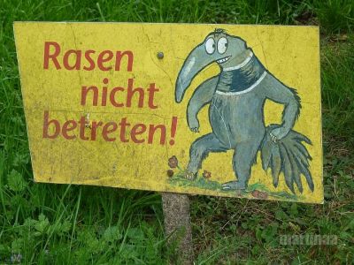 Verbotsschilder im Dortmunder Zoo - Rasen nicht betreten