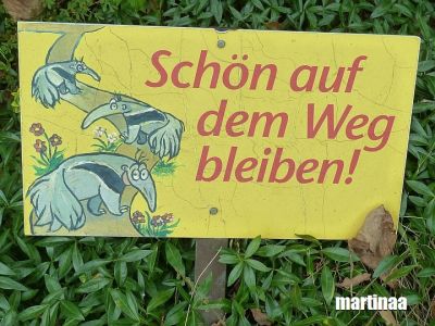 Verbotsschilder im Dortmunder Zoo - auf dem Weg bleiben
