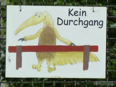 Verbotsschilder im Dortmunder Zoo  - kein Durchgang