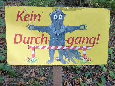 Verbotsschilder im Dortmunder Zoo - kein Durchgang