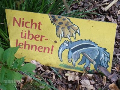 Verbotsschilder im Dortmunder Zoo - nicht überlehnen