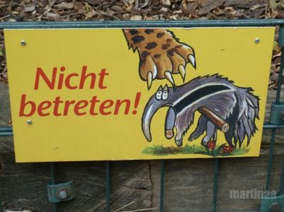 Verbotsschilder im Dortmunder Zoo - nicht betreten